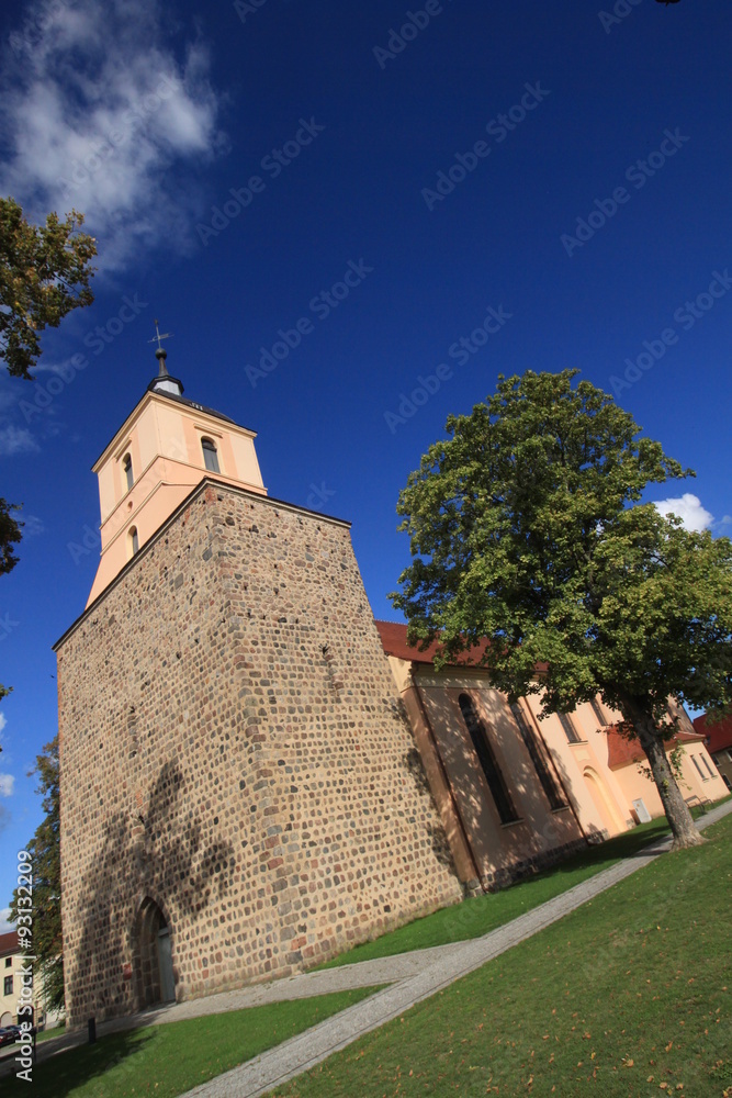 Fototapeta premium Feldsteinportal der Stadtkirche in der Havelstadt Zehdenick