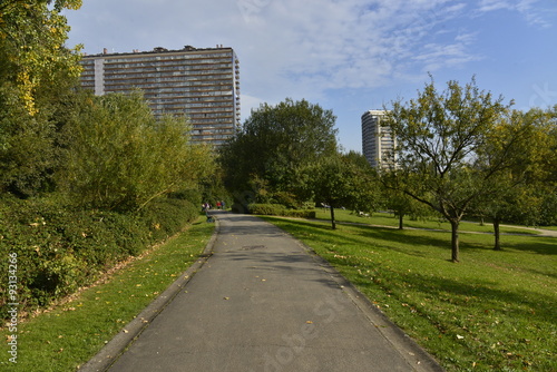 Chemin bitumé traversant le parc de Scheutbos vers les H.L.M.s du haut Molembeek à Bruxelles