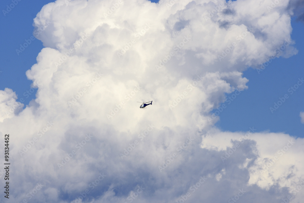 Helicóptero volando por los cielos de Barcelona Helicóptero volando por los cielos de Barcelona