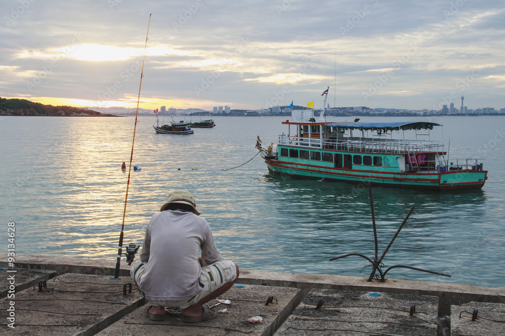 Obraz premium Local man goes fishing for food in the morning