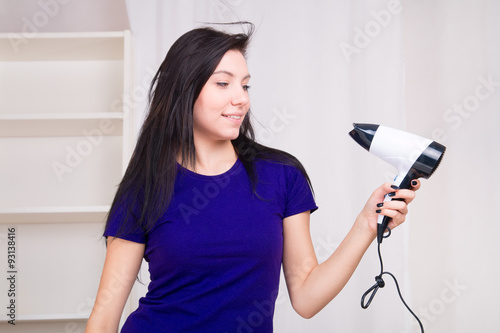 Fotografia Beauty girl dry hair in bathroom