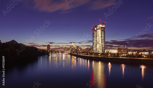 Frankfurt am Main Skyline bei Nacht mit EZB