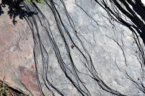Roches de montagne/Des roches de montagne se décomposent en plusieurs couches, comme des ardoises.