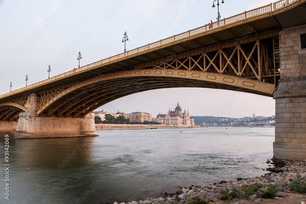Fototapeta premium Margaret bridge at dusk in Budapest
