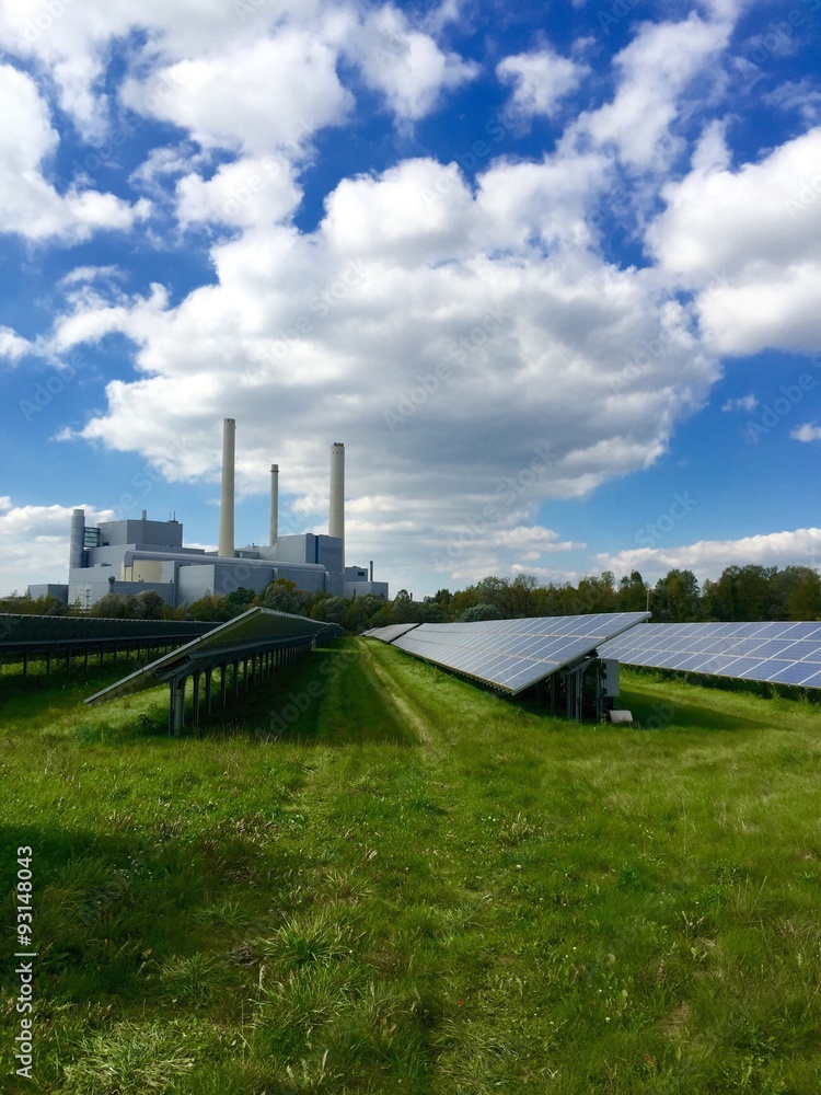 Solaranlage versus Heizkraftwerk im Sonnenlicht Solaranlage versus Heizkraftwerk im Sonnenlicht