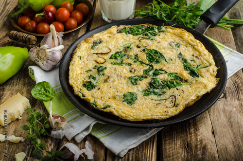 Frittata with spinach and garlic