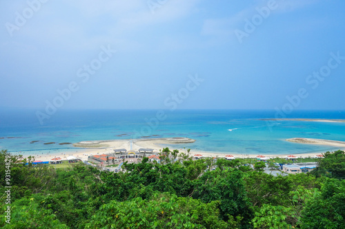 沖縄県　南城市　高台から見るあざまサンサンビーチ © chokolia