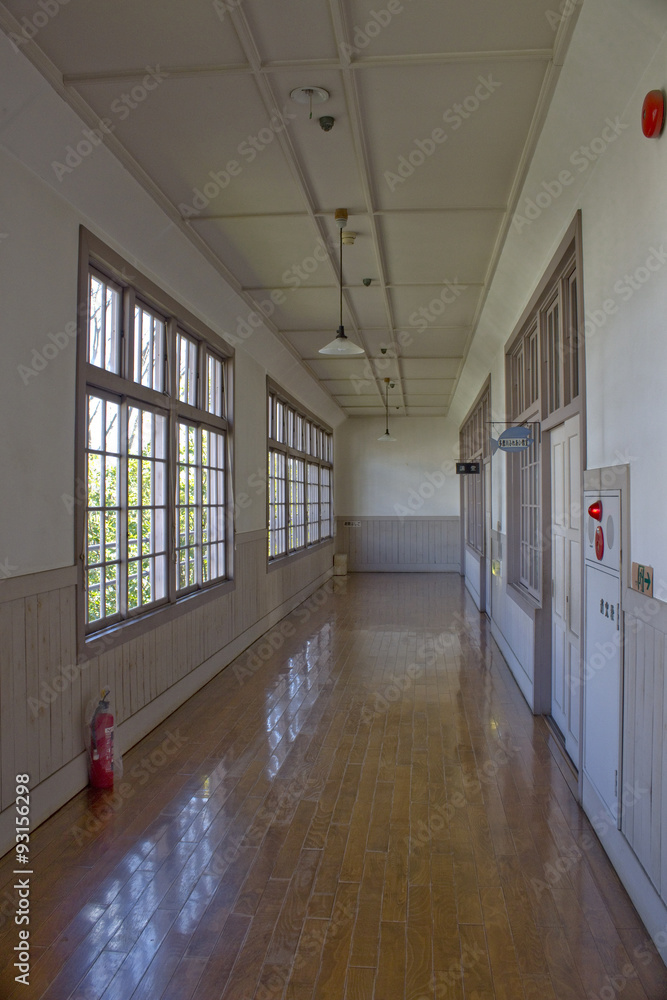 古い学校の廊下