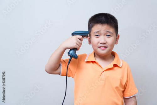 Foto Asian boy joking doing a suicide gesture with a fake gun made wi