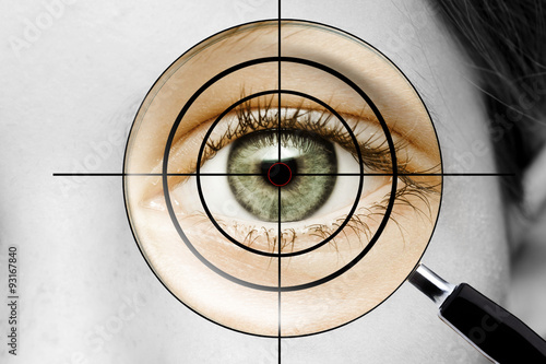 Auge mit Lupe im Fadenkreuz