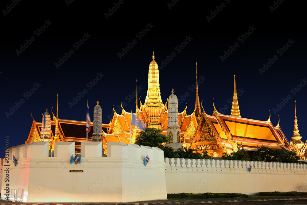 Wat Phra Kaew / Wat Phra Kaew, Temple of the Emerald Buddha,Grand palace at night in Bangkok, Thailand
