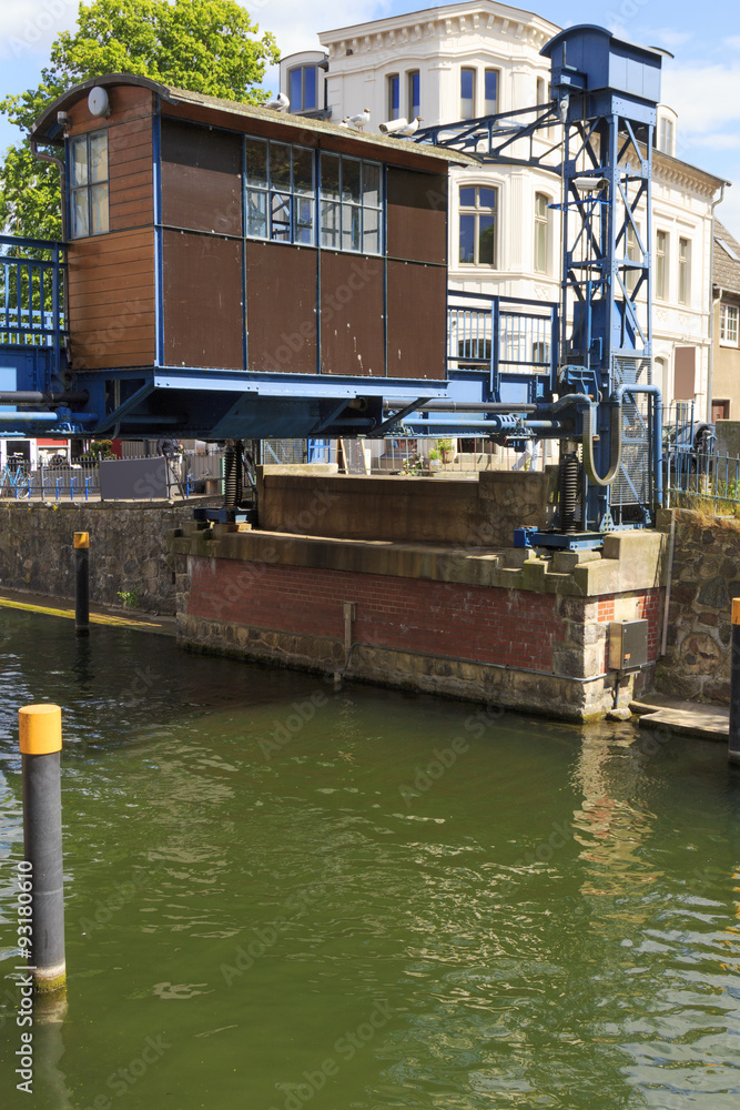 Plau am See, ausgefahrene Hubbrücke 