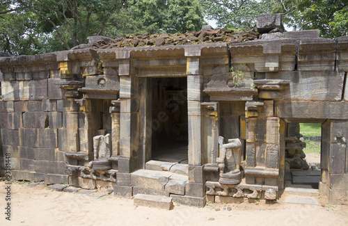 На руинах индуистского храма Шивы. Полоннарува, Шри-Ланка