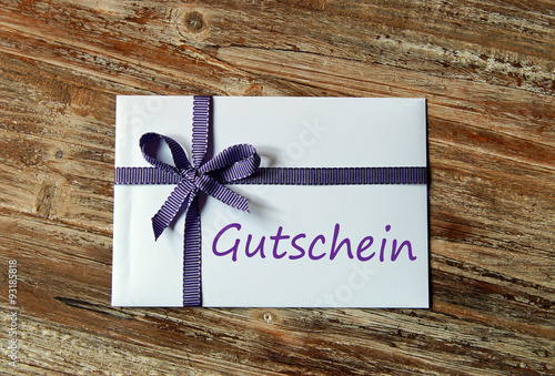 Gutschein - Briefumschlag mit lila Schleife