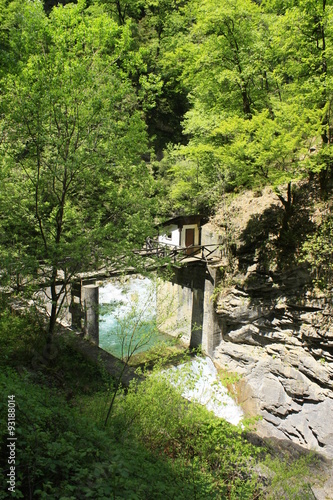 Monta  a  Monte perdido  Huesca. Parque Nacional de Ordesa. Pirineos. Monta  as de Ordesa en d  a nublado  el valle  los Pirineos  cerca de Ainsa  monta  a  nubes  cielo azul.  