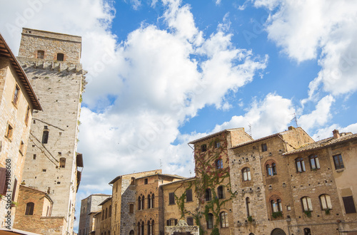 Fototapeta Naklejka Na Ścianę i Meble -  Piazza nel centro storico di San Gimignano in Toscana