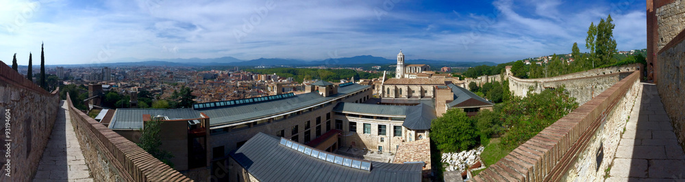 Panorama-Blick auf Girona von oben
