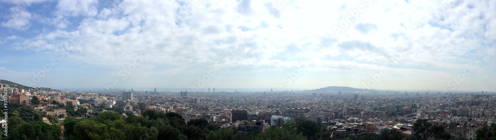 Panorama-Blick über das bewölkte Barcelona von oben