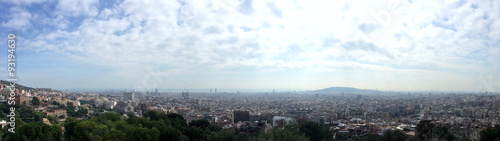Panorama-Blick über das bewölkte Barcelona von oben