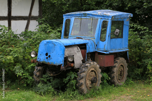 alter blauer Traktor