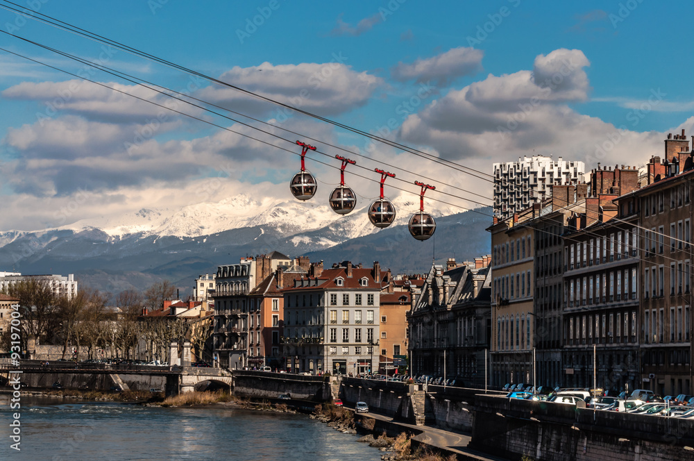 The Grenoble-Bastille cable car and the mountains foto de Stock | Adobe  Stock