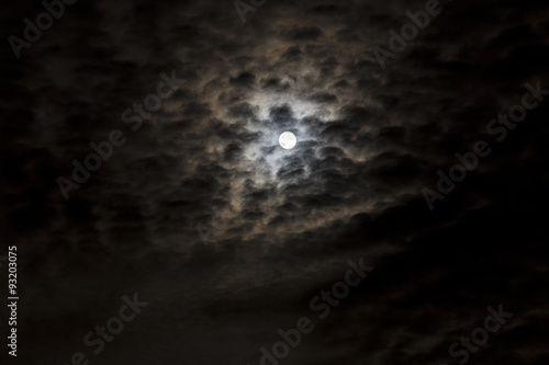 Luna splendente tra le nubi photo