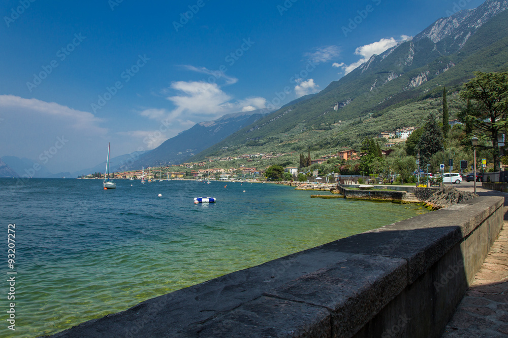 Obraz premium The shores of Lake Garda