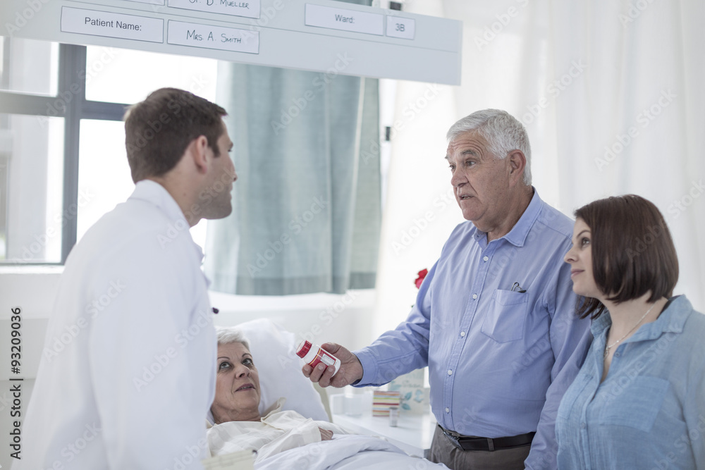 Family and doctor visiting patient in hospital foto de Stock | Adobe Stock