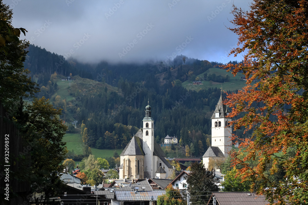 Kitzbühel mit Pfarrkirche im Herbst