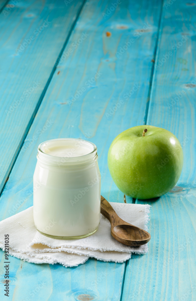 Colazione dietetica, yogurt naturale e mela Colazione dietetica, yogurt naturale e mela