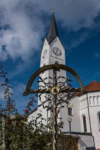 schmiedeeisernes Grabkreuz vor der Pfarrkirche Pang photo