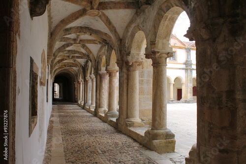 Perspectiva de um claustro maneirista no Convento de Cristo em Tomar.