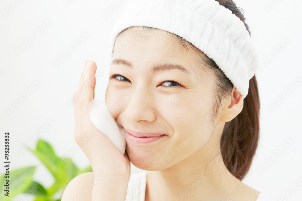 洗顔する女性 洗顔する女性
