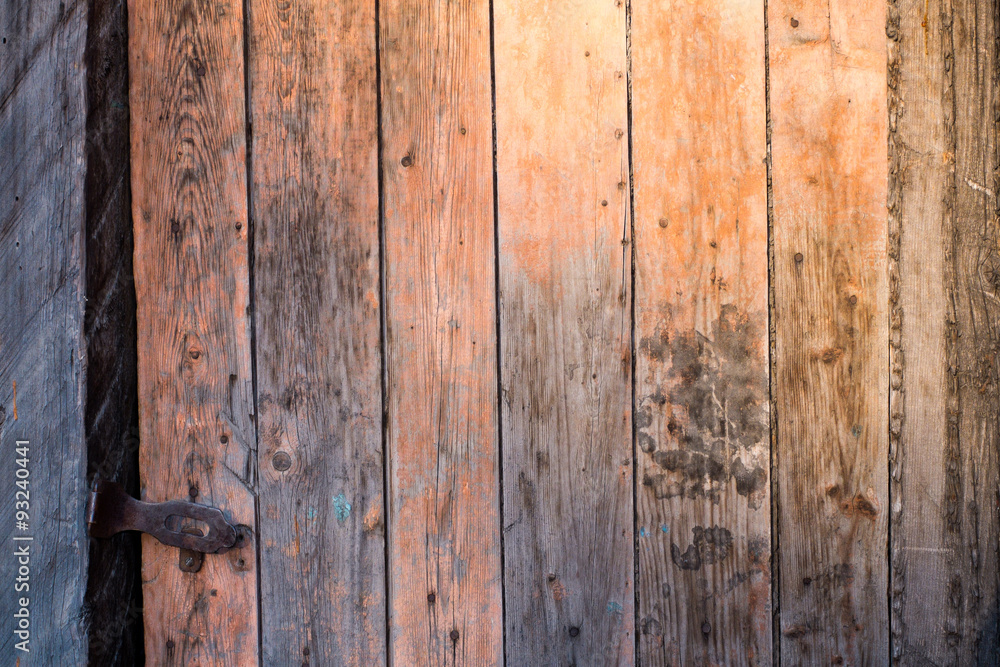 Obraz premium Old wooden door in the evening. The texture and color of the door.