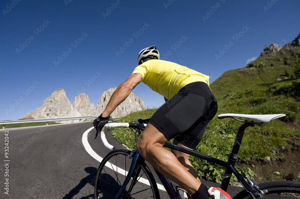 Naklejka premium sporting man on a race wheel