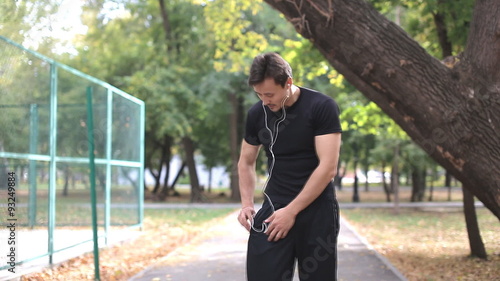 runner checks mail, writes reads sms, look in the phone