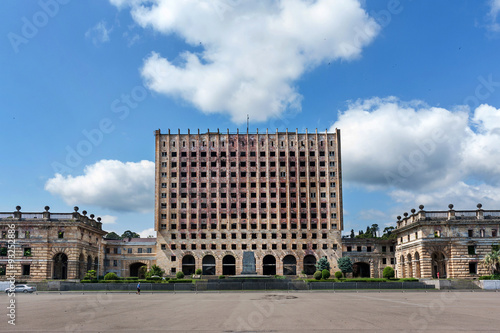 сгоревшее здание Совета министров советской Абхазии в Сухуме