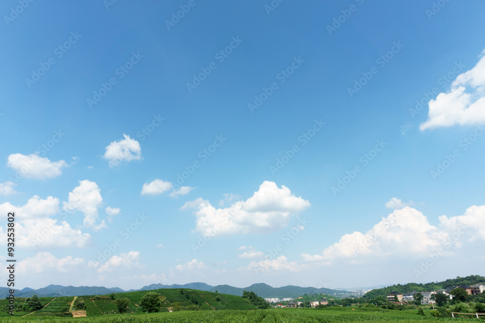Obraz premium village under clear, blue sky and white clouds