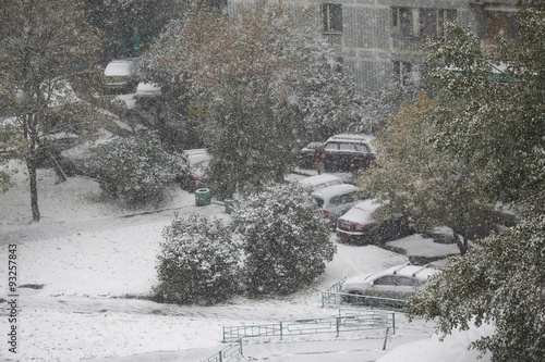 Снегопад. Первый снег в Москве. Дома, двор. Снег осенью, в городе