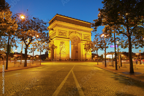 Arch of Triumph at night, Paris, France © Sean Hsu