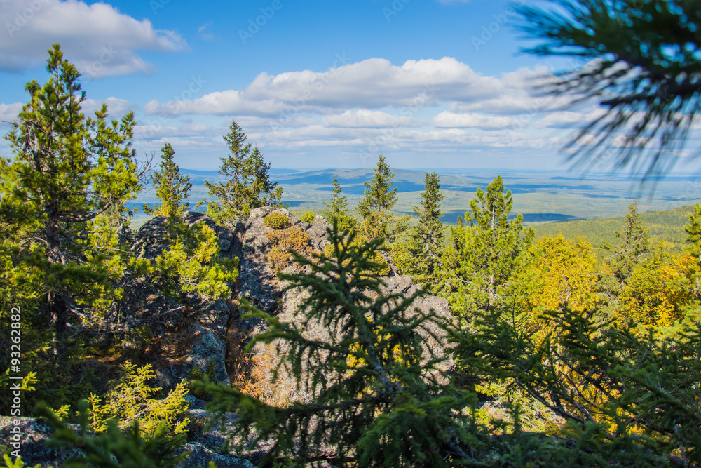 Obraz premium Пейзаж с горами и тайгой на Урале