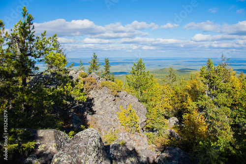 Пейзаж с горами и тайгой на Урале