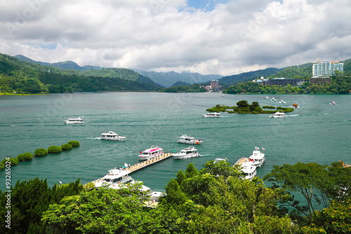 Obraz na płótnie A view of the famous Sun Moon Lake in Taiwan w salonie