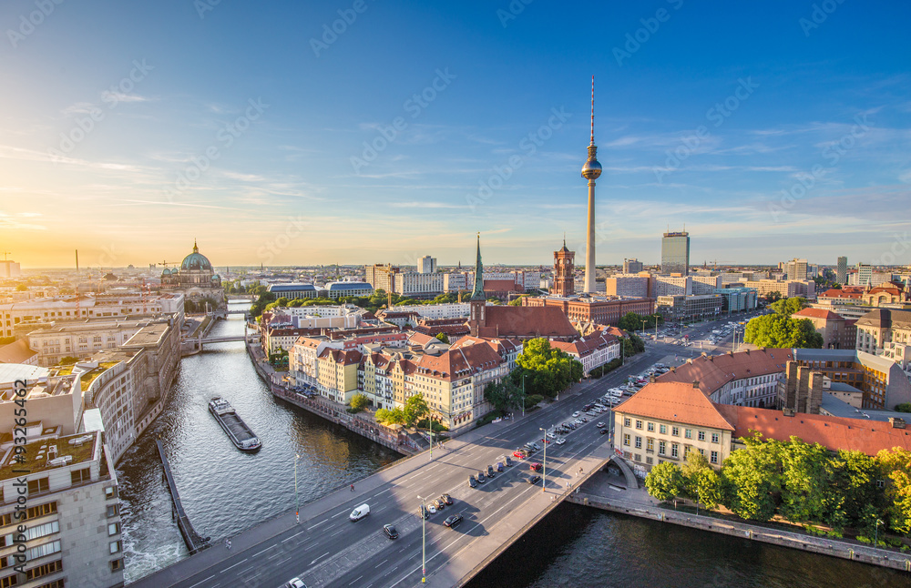 Obraz premium Berlin skyline panorama z wieżą telewizyjną i rzeką Szprewą o zachodzie słońca, Niemcy