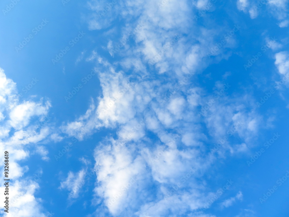 Obraz premium Weiße Wolken am Himmel