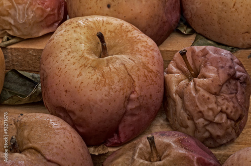 Naturaleza muerta, Manzanas secas.deshidratadas. photo