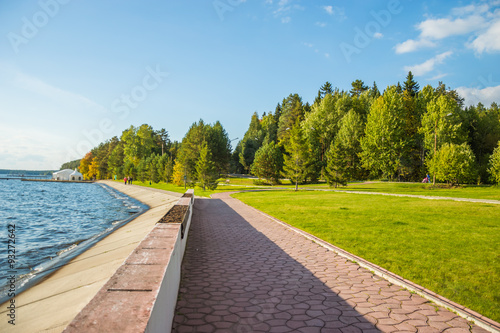 пейзаж с изображением берега реки