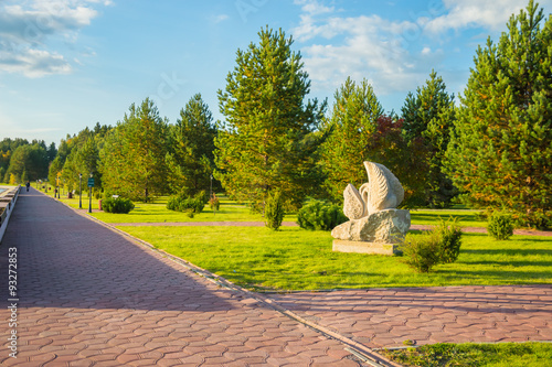 Каменная скульптура стоит в парке
