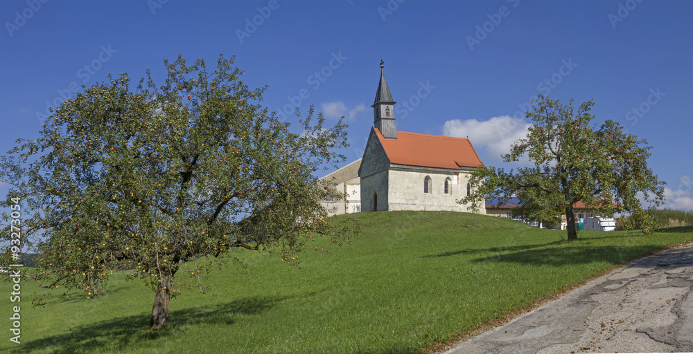 kleine Kapelle im Obstgarten