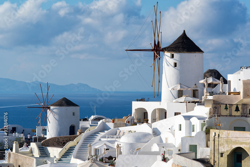 Biała architektura Oia wioska na Santorini wyspie, Grecja